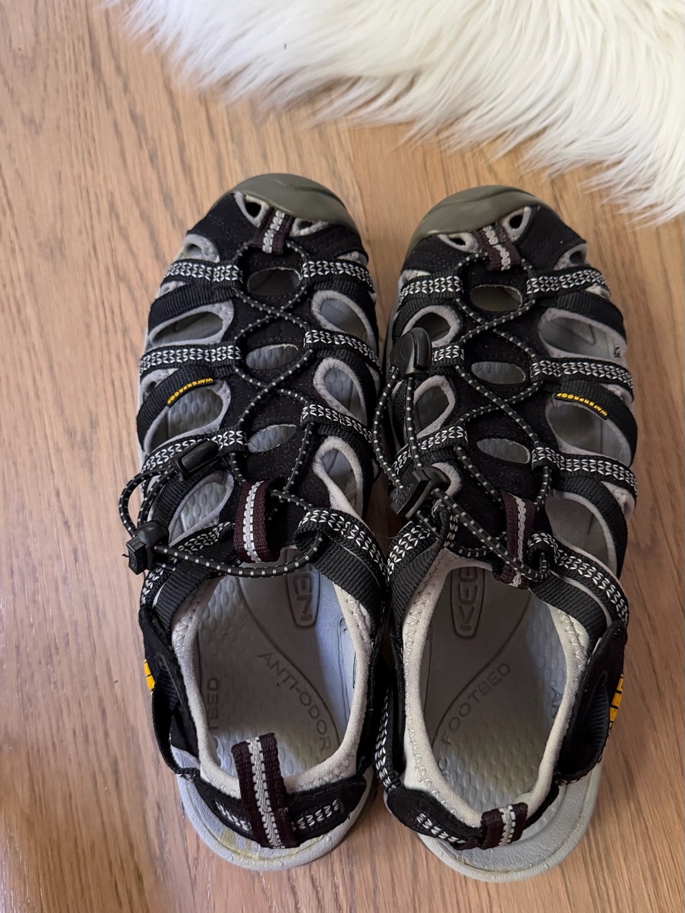 Keen Whisper Woman’s Black and Gray Outdoor Sandals 8 Hiking Comfort Activities